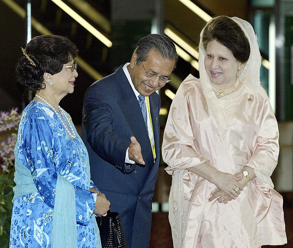 Ayollarning dumbalari tukli Haydash paytida porno masturbatsiya