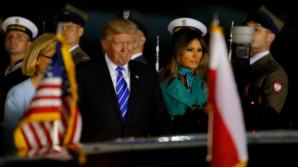 Donald Trump y Melania Trump llegando a Varsovia.