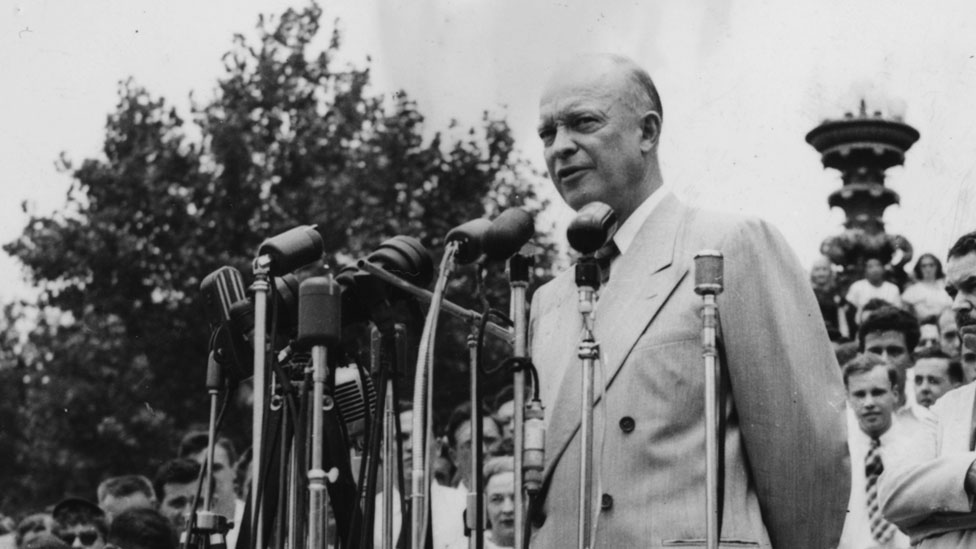 Dwight Eisenhower dando un discurso en 1948, antes de asumir la presidencia