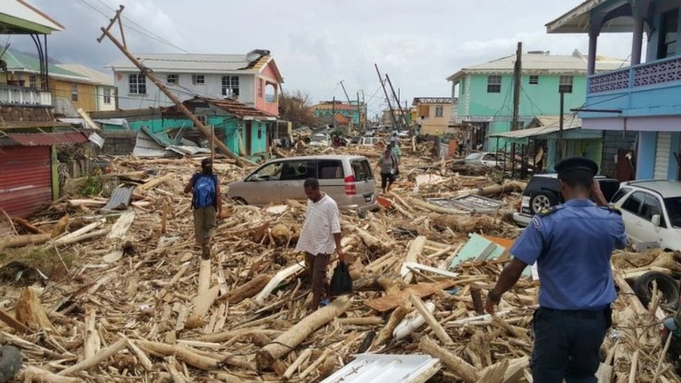 Una de las calles principales de Dominica afectada tras el paso de María