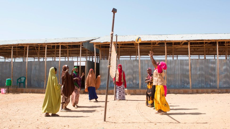فتيات يلعبن الكرة الطائرة في مخيم للاجئين بالمنطقة الصومالية بإثيوبيا