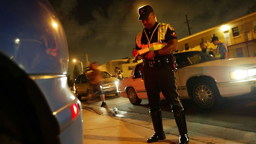 "la gente de color está siendo representada de forma desproporcionada en relación a aquellos que cometen crímenes", dicen los especialistas. agente de policía