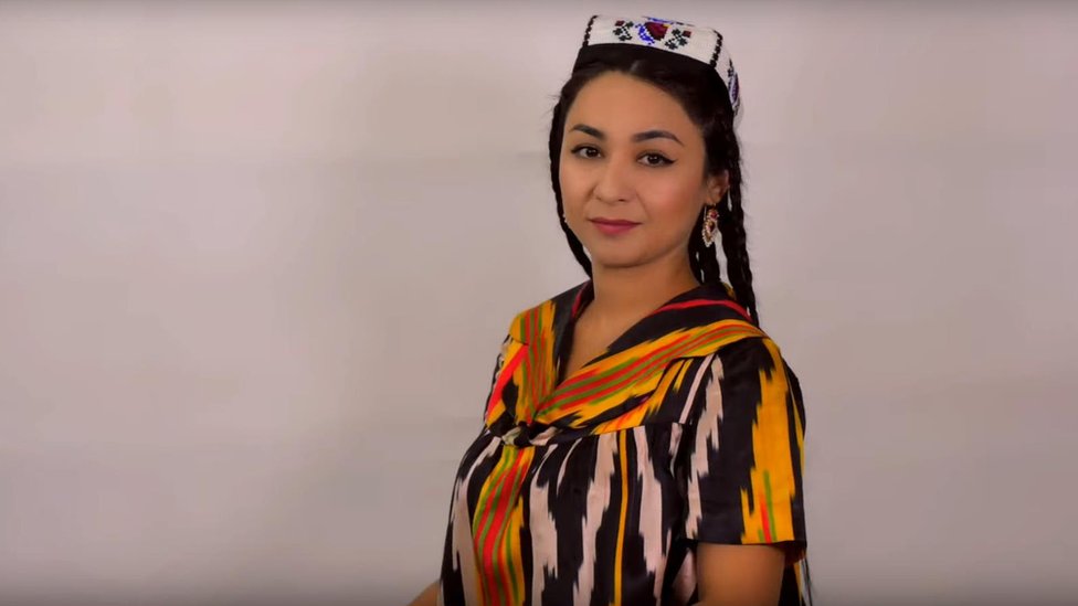 Yoqimli sargish jinsiy olatni yaqindan boshini yalaydi YouTube havaskor porno