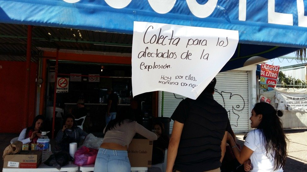 En los alrededores del mercado varios voluntarios han donado comida a los equipos de rescate.