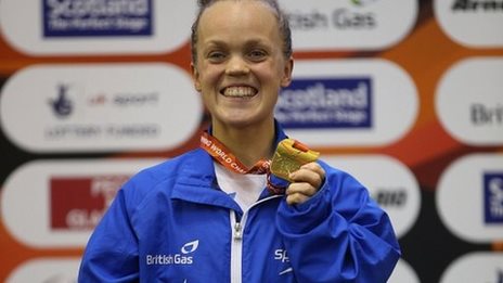 Simmonds wins gold with world record