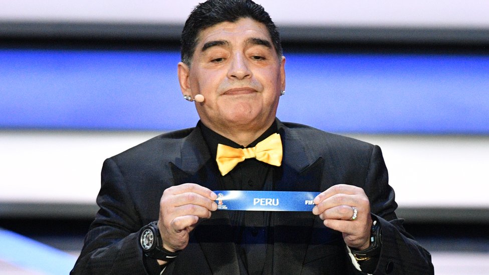 Diego Maradona en el sorteo del Mundial Rusia 2018