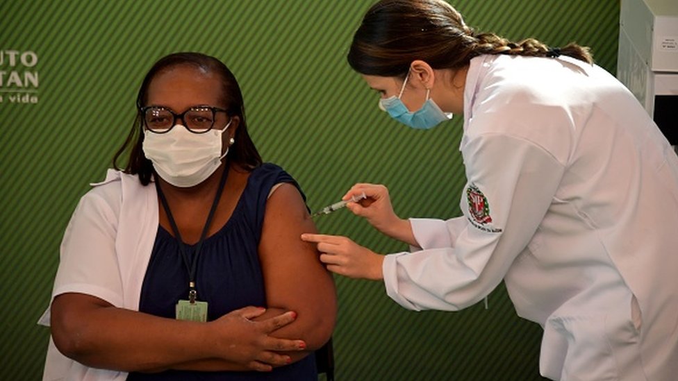 Video enfermeira tomando vacina