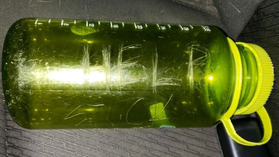Homem encontra garrafa com bilhete emocionante escrito por