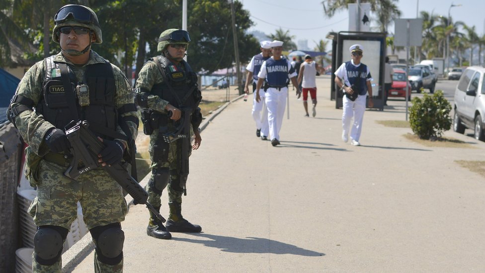 Soldados y marinos en calles de Acapulco