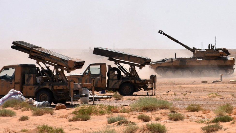 قوات الحكومة والمقاتلون الموالون لها يتقدمون بسرعة في الصحراء غرب دير الزور