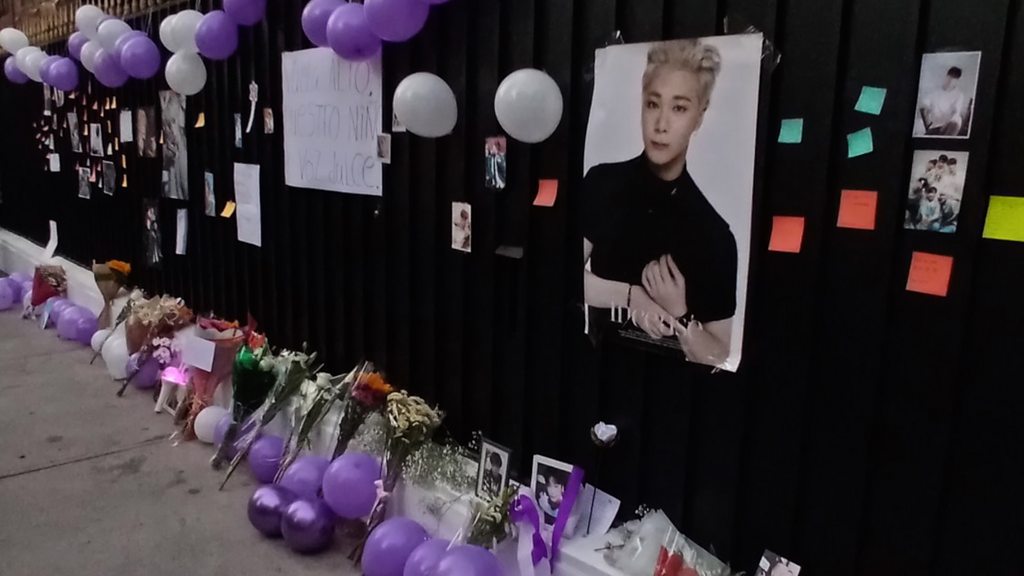 Mourners leave notes on street for K-pop star Moonbin