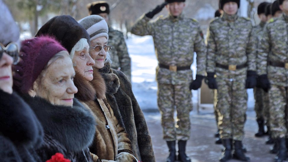 Анютаның алғашқы жыныстық қатынасы, әкем бұл зиян тигізбейтінін айтты.