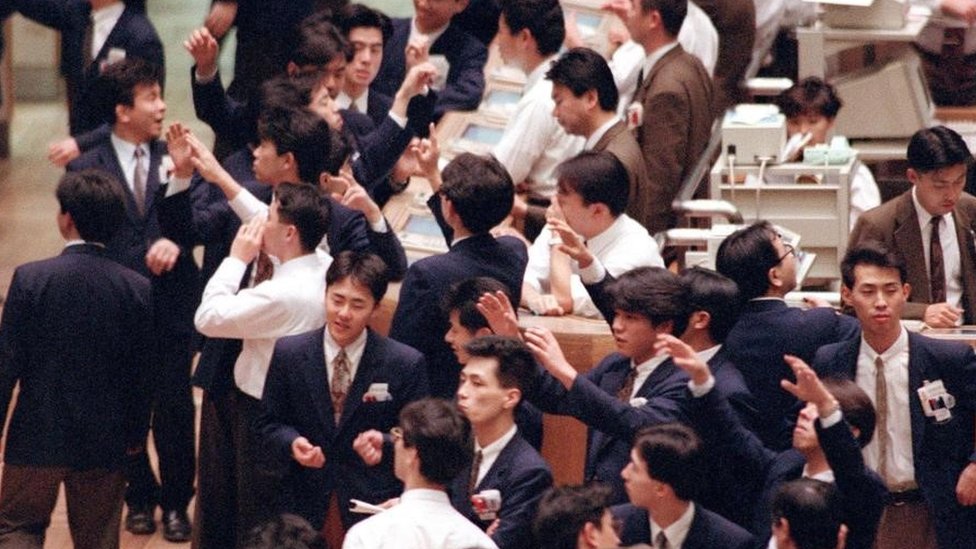Corredores en la bolsa de Tokio en 1992