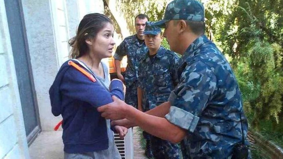 Onamning dumaloq eshaklari haqida onlayn porno tomosha qiling