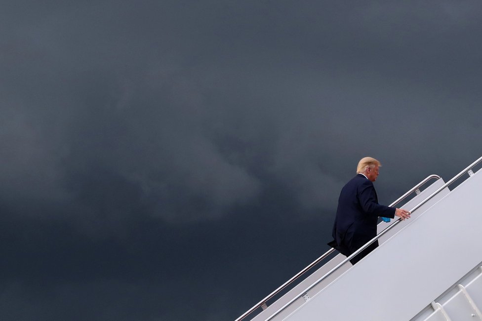 Präsident Donald Trump steigt die Treppe hinauf, um an Bord der Air Force One zu gehen