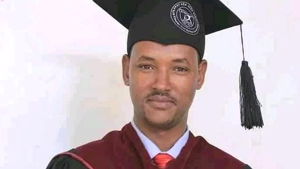 Erga yaqin toy libosi fotosurati