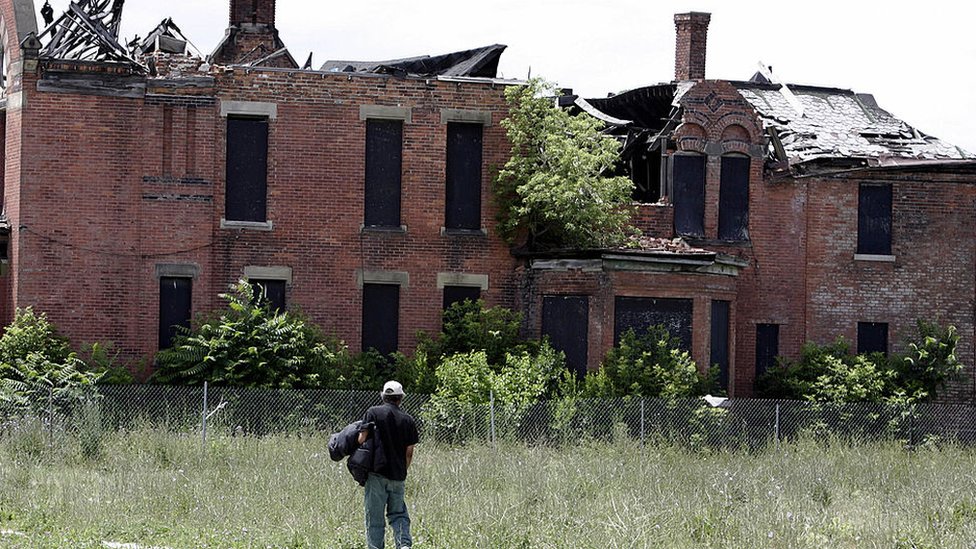 Ante el decrecimiento de la población, las casas abandonadas forman parte de la cotidianidad del Detroit de hoy. casa abandonada en detroit