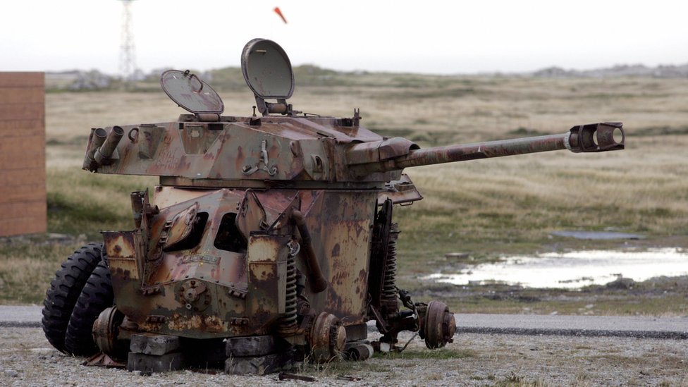 En el archipiélago todavía se pueden observar evidencias de la batalla. Un blindado argentino destruido en las Falklands / Malvinas