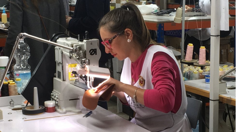 Ubrique, el pequeño pueblo de España donde se fabrican bolsos de Gucci, Louis  Vuitton y Chanel (pero no lo pueden decir) - BBC News Mundo