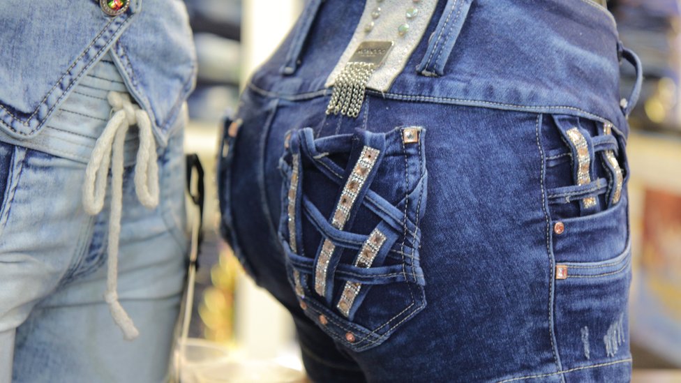 El levanta y el diseño van de la mano": el secreto éxito de los jeans colombianos - BBC News Mundo