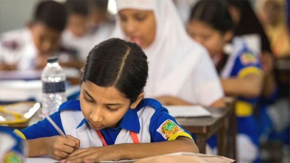 Yetuk sik fohishaning shokoladli kozini yalaydi Yetuk sik fohishaning shokoladli kozini yalaydi