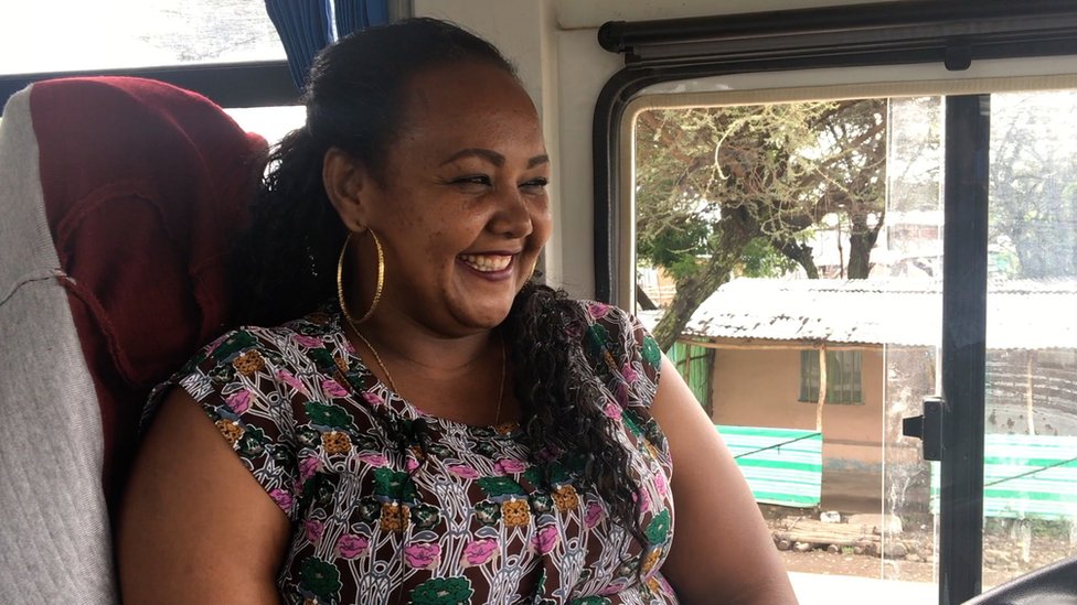 Fagotlar haqida porno Issiq biseksuallar qiz dostlarini ehtirosli jinsiy aloqaga jalb qiladilar