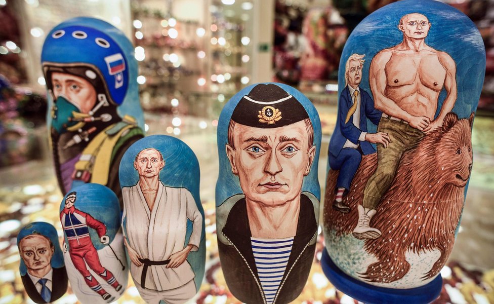 Diferentes modelos de muñecas tradicionales rusas pintadas con la imagen del presidente ruso, Vladimir Putin.