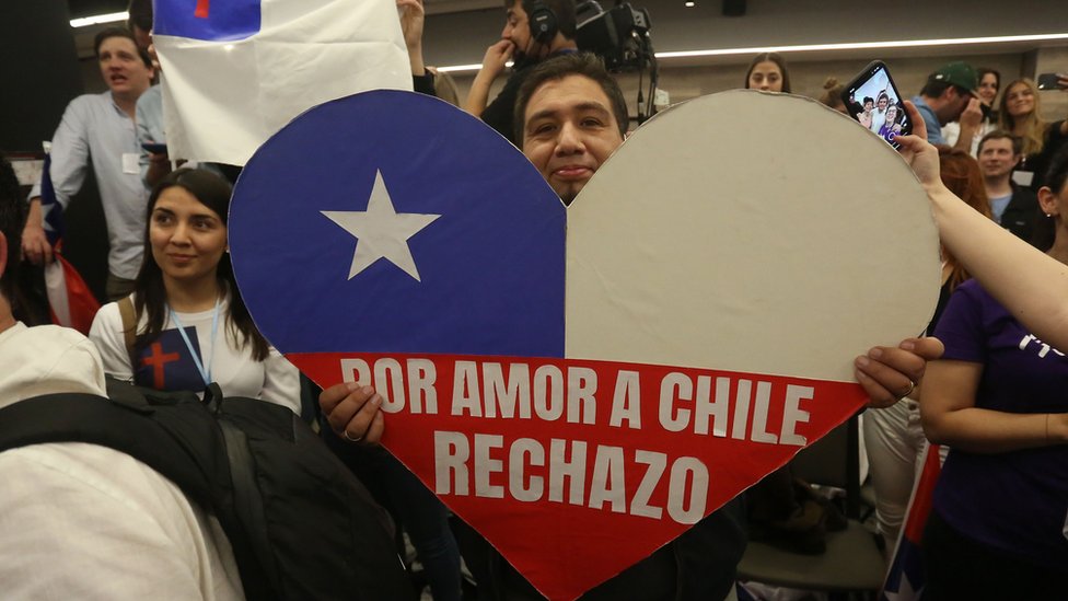 Após quatro semanas de protestos, Chile mudará Constituição