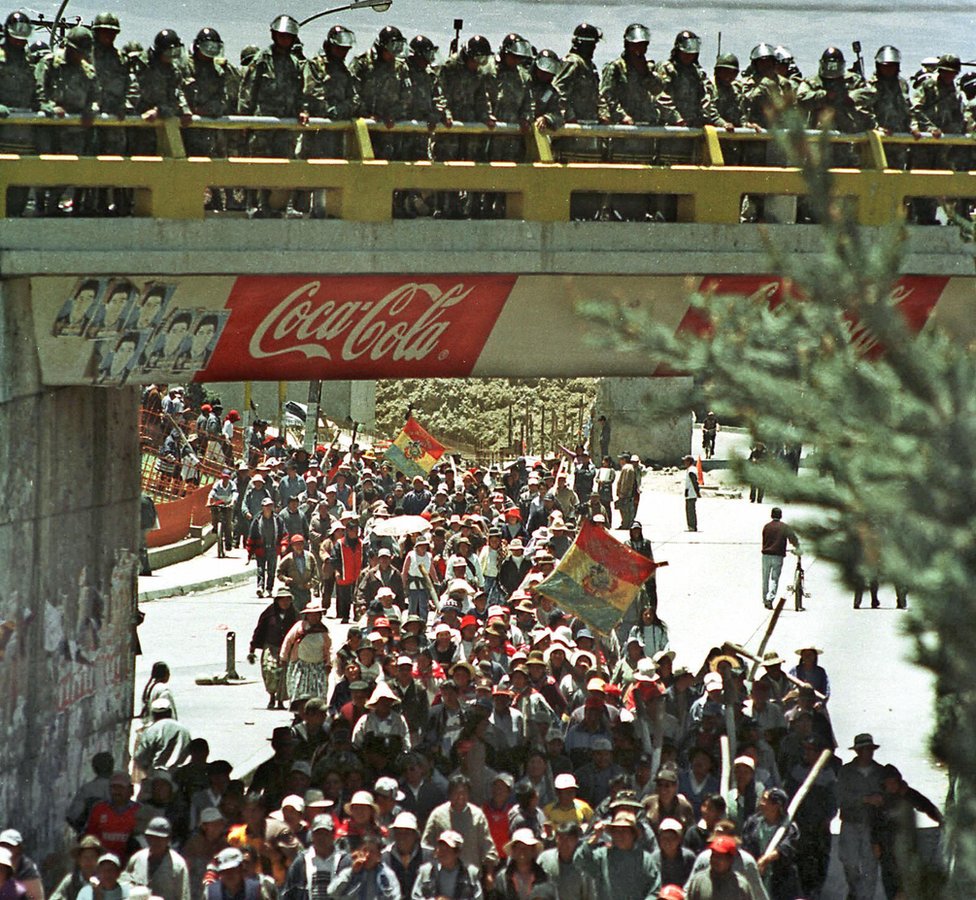 Militares vigilan una protesta en Bolivia en 2003.
