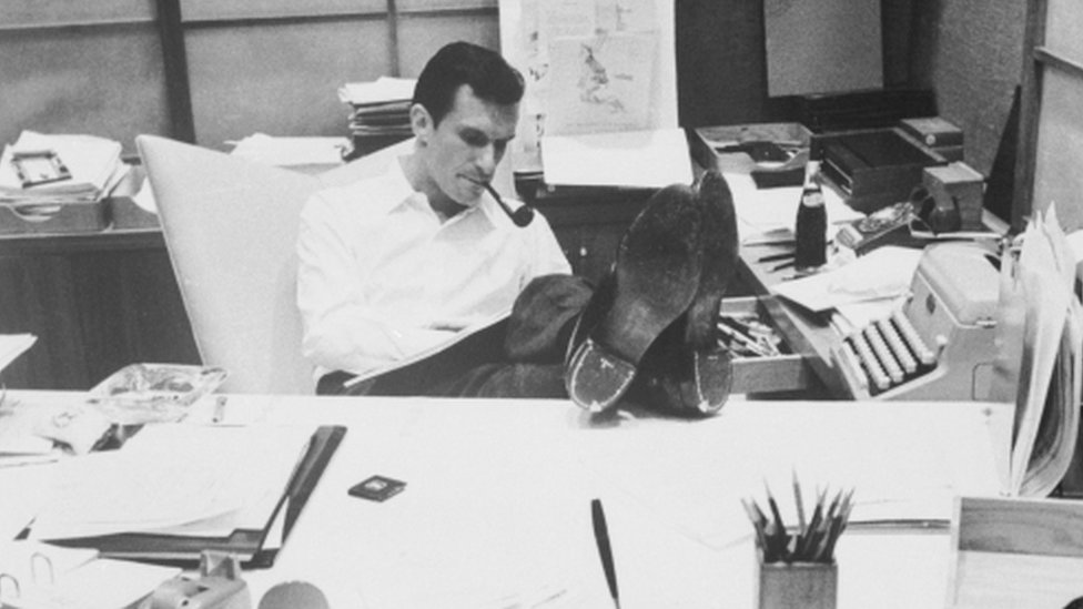 Hugh Hefner en su escritorio