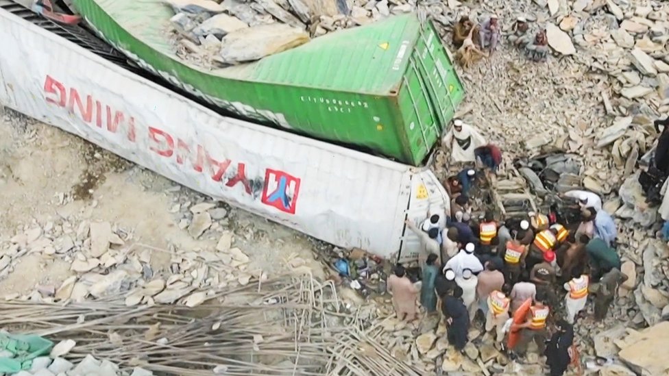 Deadly Pakistan landslide crushes lorries