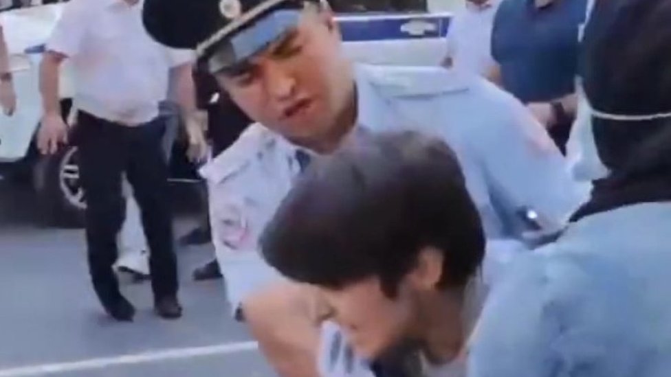 ロシア南部ダゲスタンで動員令に抗議 警察と衝突 - BBCニュース