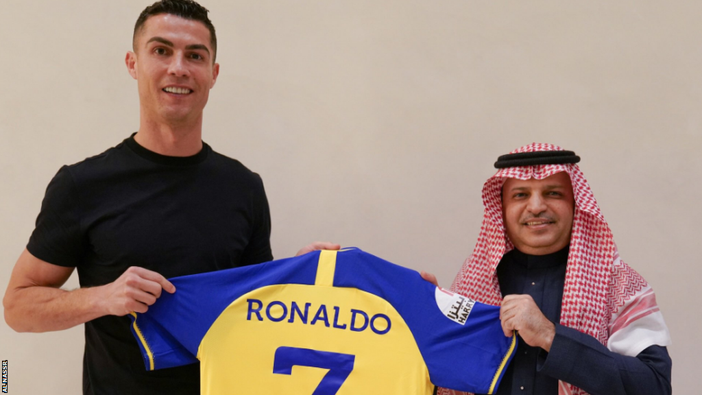 Роналду уезжает играть в Саудовскую Аравию - за самую большую в истории зарплату - BBC News Русская служба