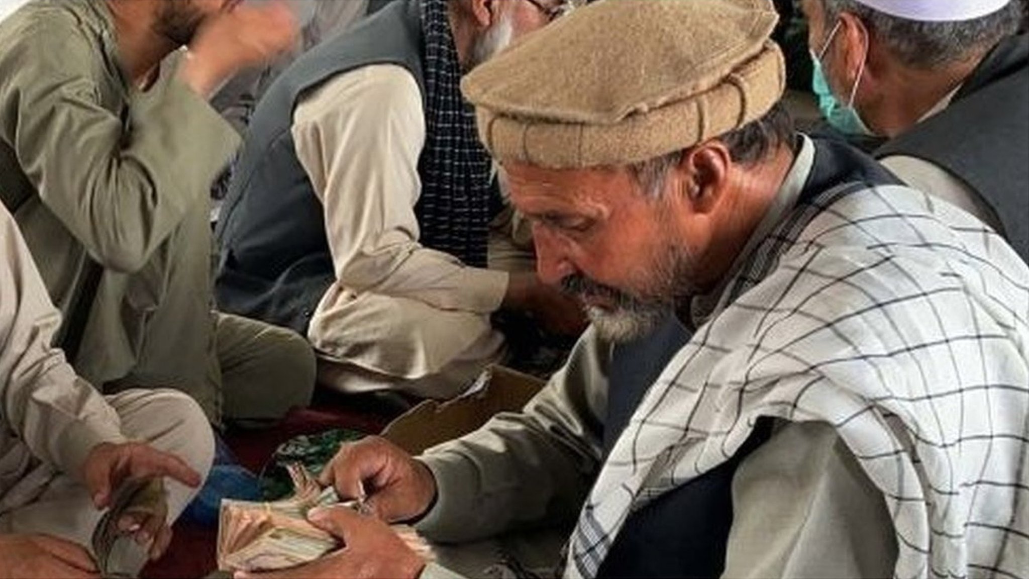 タリバン、アフガニスタンでの外貨使用を禁止 - BBCニュース