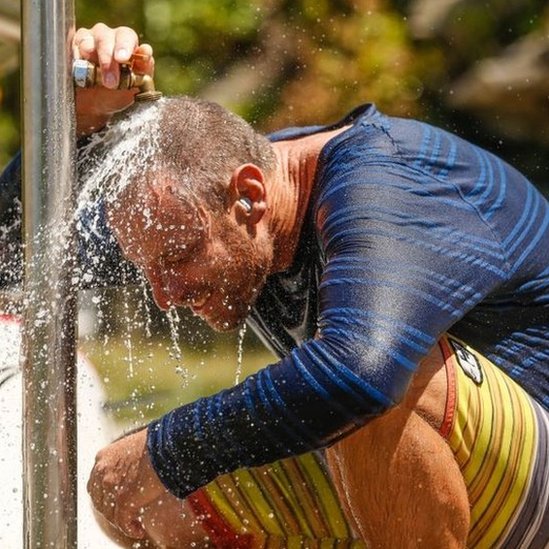 El surfista Brenton Fisher se echa agua en la cabeza