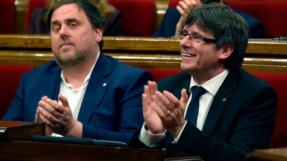 Puigdemont (d), junto a Oriol Junqueras, líder de ERC, uno de los partidos que forman el govern.