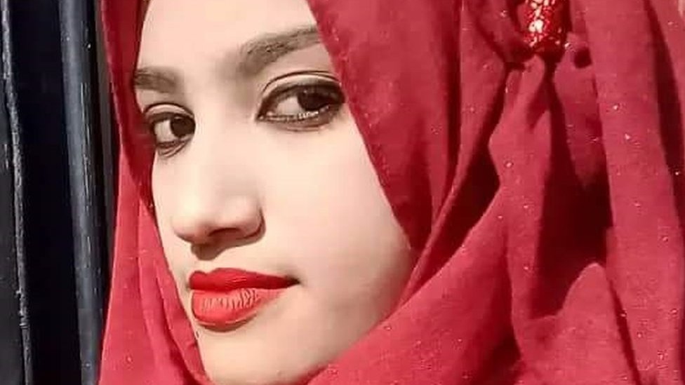 Massajchi qarshilik korsata olmadi va tomosha qilish uchun qolini chiqardi