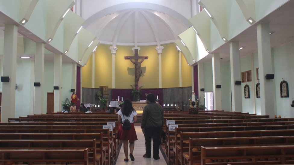 Sebulan setelah serangan gereja St Lidwina Yogyakarta: altar dicat kuning, dihiasi pot bunga, juga kamera pengawas