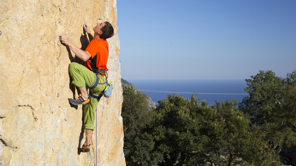 Hombre escalando en una pared