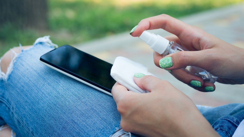 La importancia de desinfectar tu celular, antes y después de usarlo