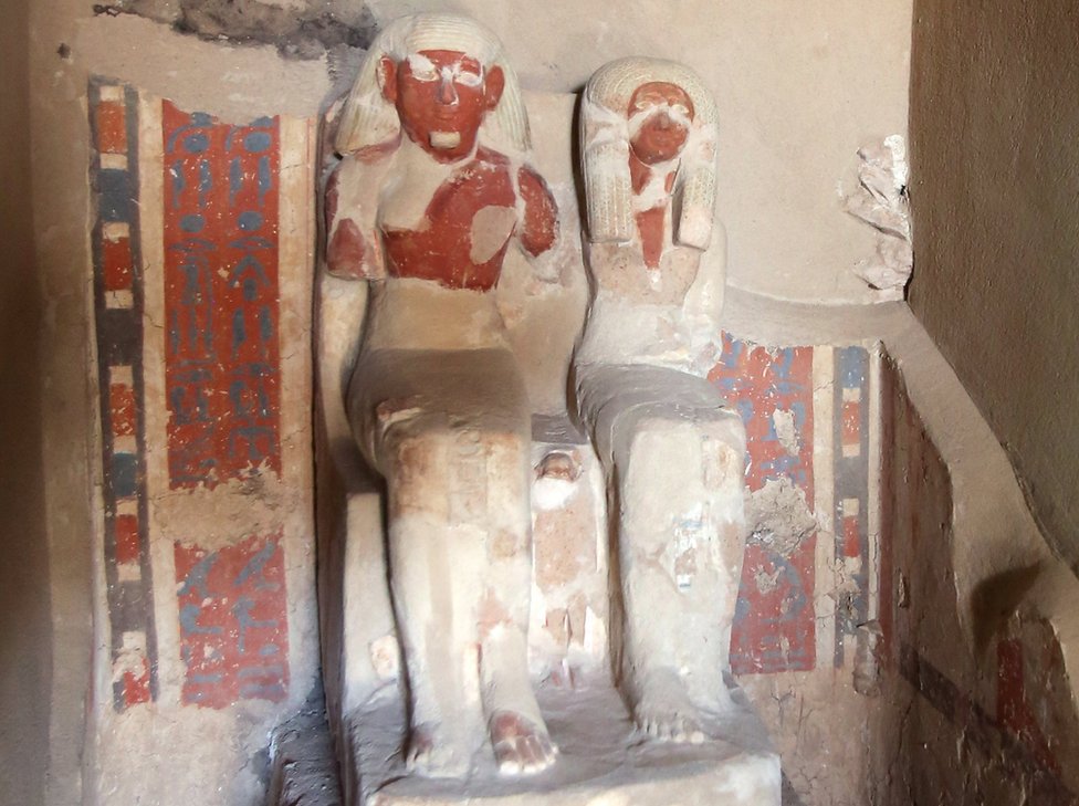 تمثال أمنمحات وزوجته