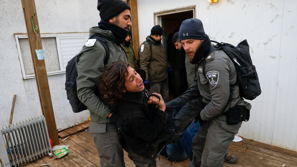 Policías israelíes evacúa el asentamineto de Amona.