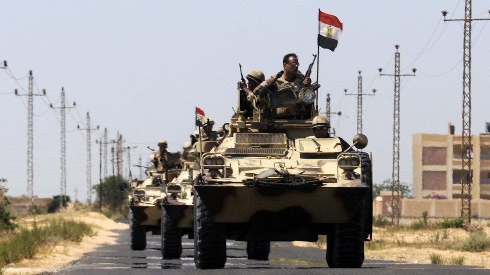 قوات من الجيش المصري تقوم بدورية أمنية