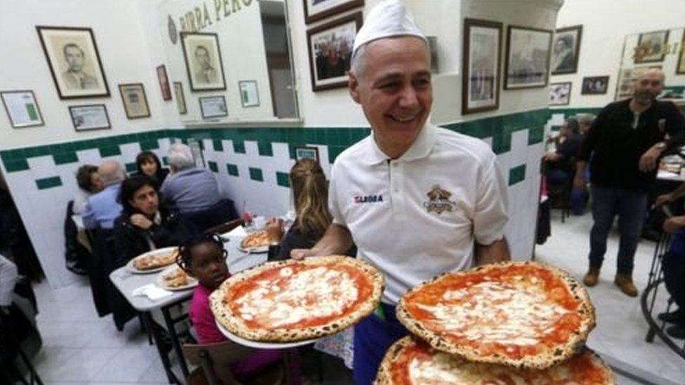 مدينة نابولي مشهورة بتقديم البيتزا لزبائنها
