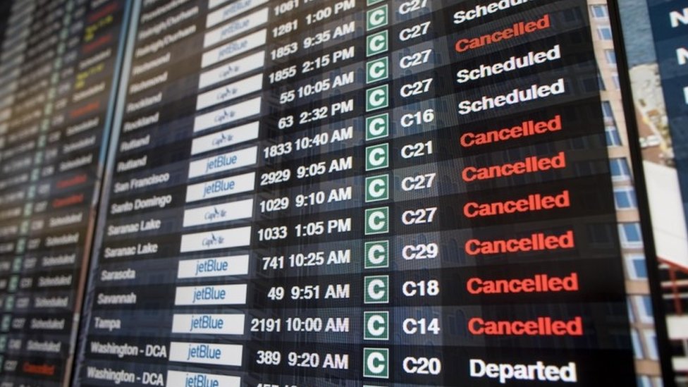 Una tabla de horarios en el aeropuerto de Boston