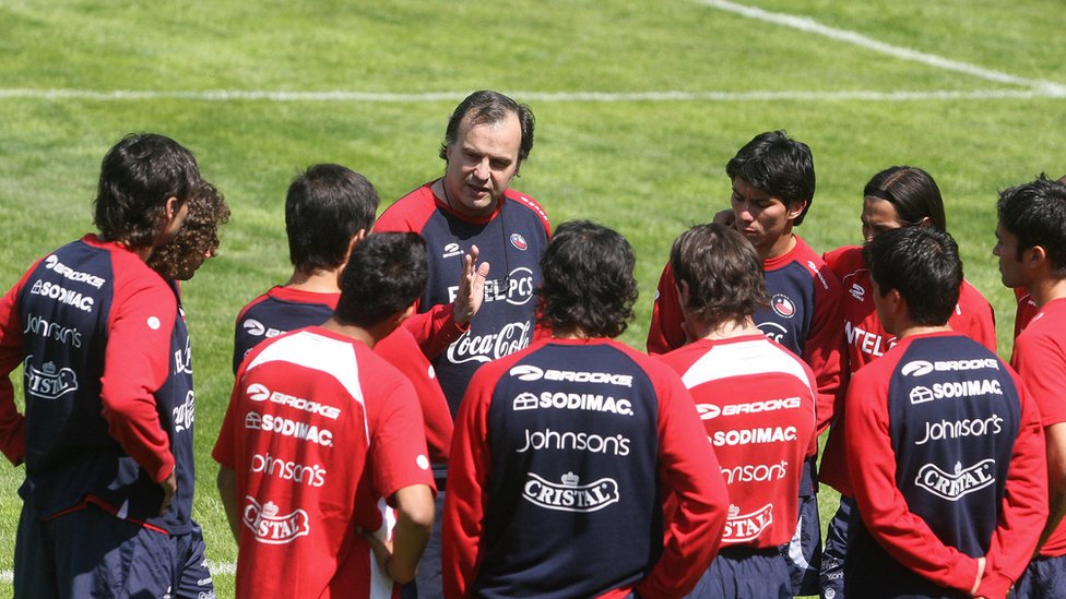 Marcelo Bielsa asumió el cargo de seleccionador de Chile tras el escándalo que protagonizó la roja en la Copa América de 2007 y desde un principio inculcó disciplina a los jugadores.