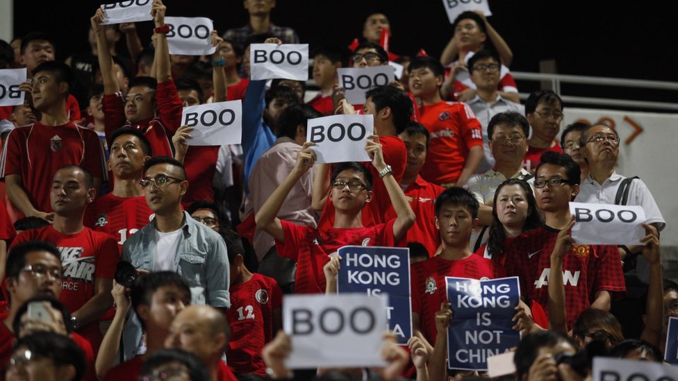 國際足聯世界杯外圍賽主場香港球迷舉起「噓」字樣標語（17/11/2015）