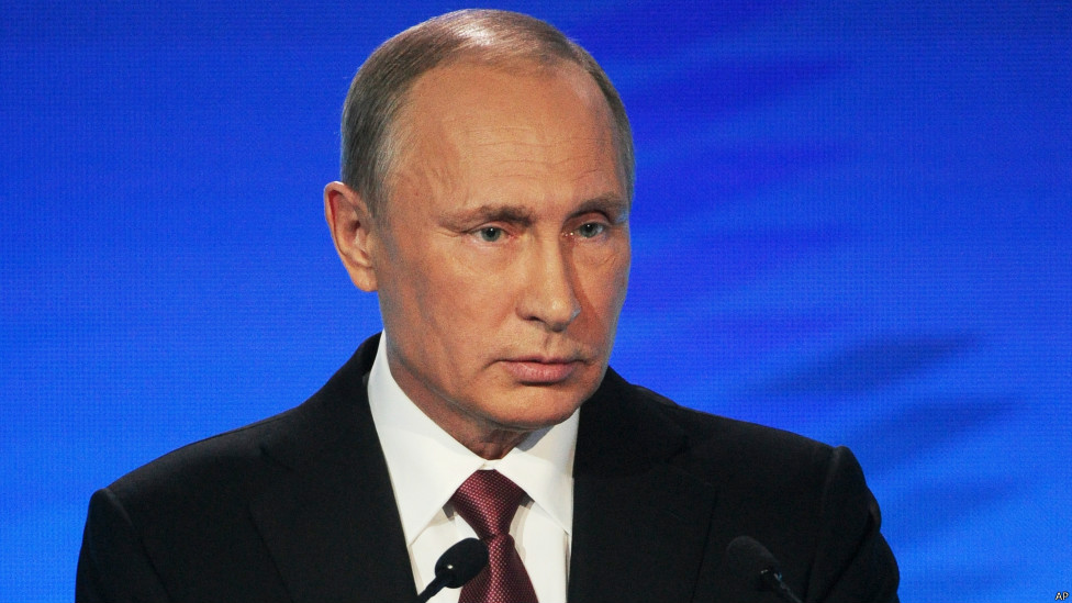 Ayol mushukni korsatmoqda