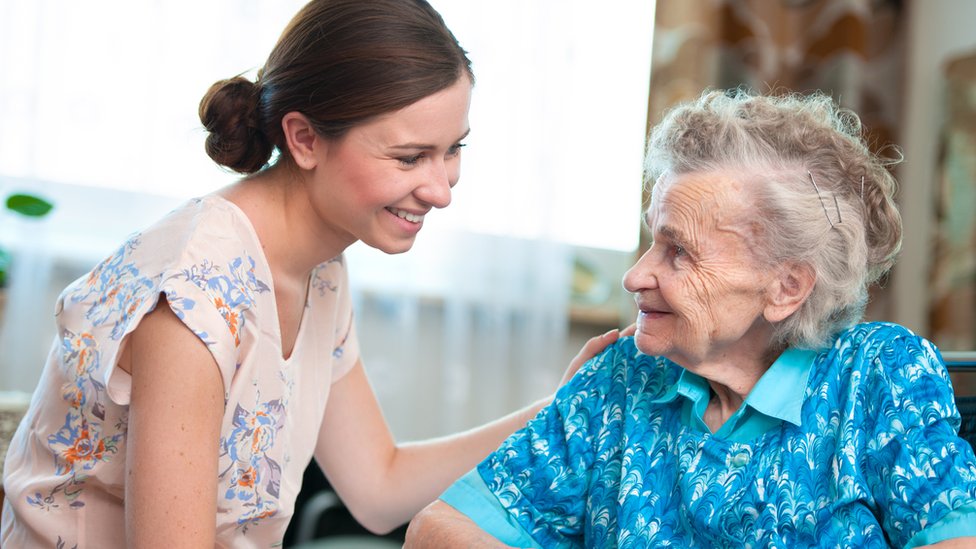 Mujer joven junto a una anciana