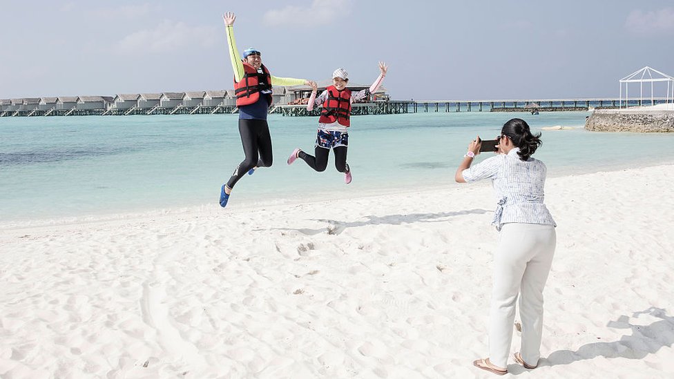 Turistas en una playa de Maldivas